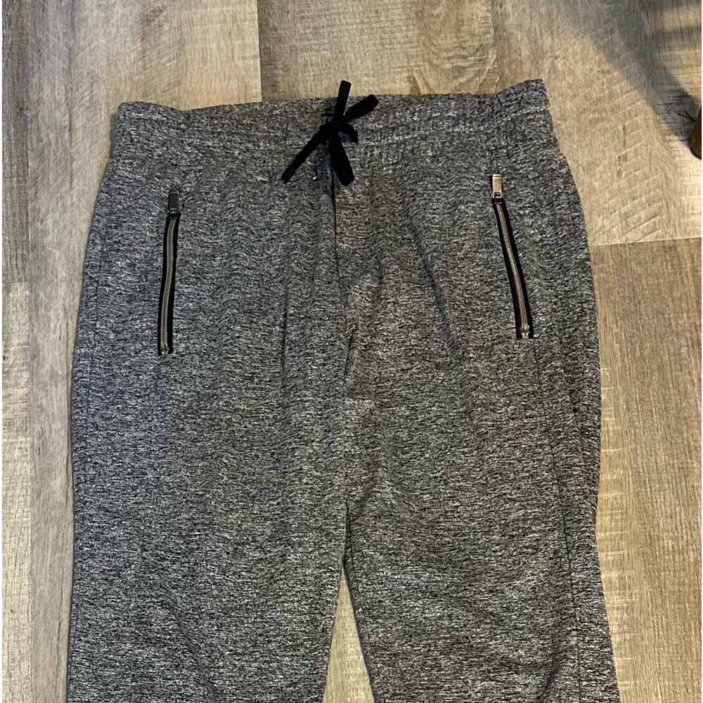 Athleta Womens Medium-Tall Joggers
Gray Elastic Waist w Drawstring & Zip Pockets